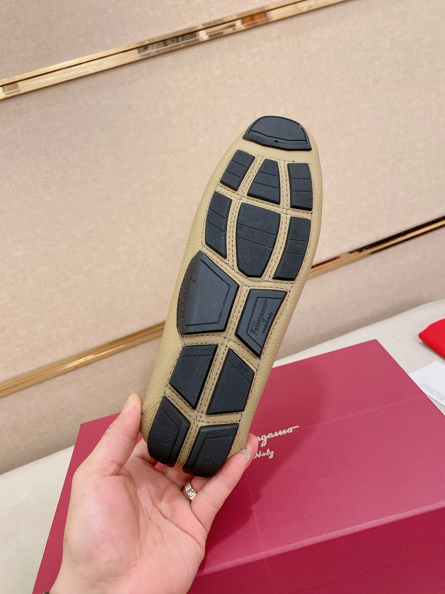 Men's shoes💰: 540💰High-end quality! Ferragamo🆕🆕Exclusive hot-selling products in stock🔥🔥New products on the shelves, high-quality Ferragamo men's pea shoes, high-end casual driving shoes, with complete packaging! 💪 💪 Material: imported first-layer pebbled cowhide 🐂 + imported high-quality water-dyed cowhide lining + wear-resistant outsole 👍🏻👍🏻 Features: high-end and comfortable, purely handmade 🚀 🚀 Create the perfect shoe that suits you best 🔥 🔥 Size: (38-44) 45 standard size can be customized!